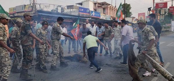 भाजयुमो ने सीएम का पुतला फूंका