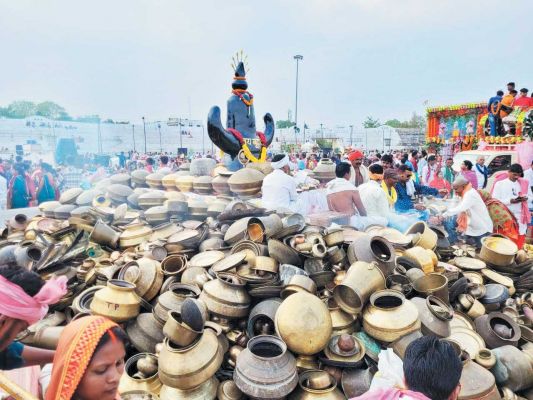 बूढ़ादेव निर्माण के लिये कांसादान करने भारी संख्या में पहुंचे लोग