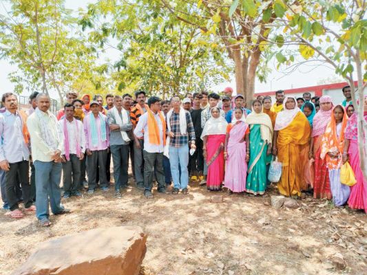 दीगर राज्यों से मजदूर मंगाकर बीएसपी करा रहा काम ग्रामीणों ने किया विरोध