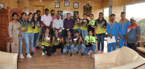 नेशनल सीनियर वुमेन हैंडबॉल में रेलवे को रजक पदक