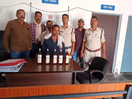 अंग्रेजी शराब के साथ आरोपी पकड़ाया