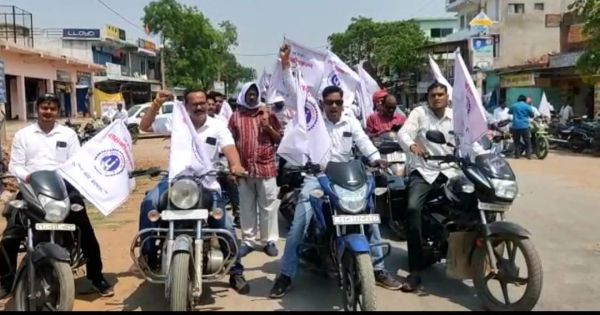 पंचायत सचिवों ने बाइक रैली निकाली    
