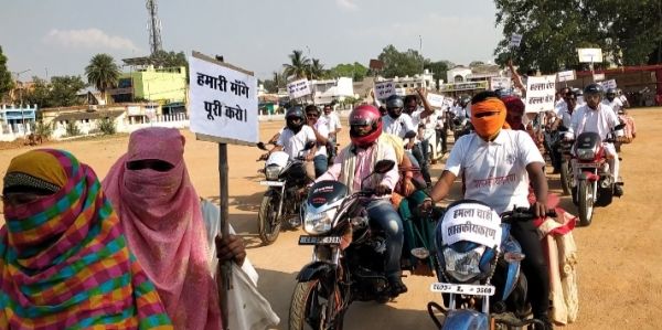 पंचायत सचिवों ने बाइक रैली निकाल सीएम के नाम ज्ञापन सौंपा