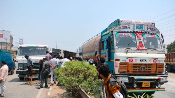 हाइवा पलटा..