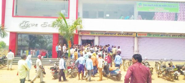सरसीवां जिला सहकारी बैंक में किसानों से हो रही है कमीशनखोरी