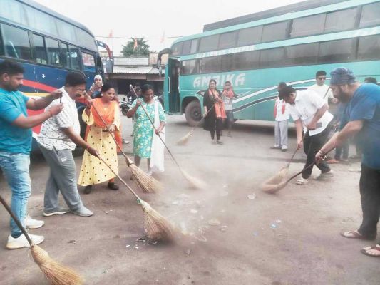 भाजपा ने केवड़ाबाड़ी बस स्टैण्ड में चलाया स्वच्छता अभियान