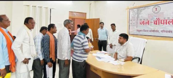 जनचौपाल में मिले 70 आवेदन, कलेक्टर ने सुनी समस्याएं