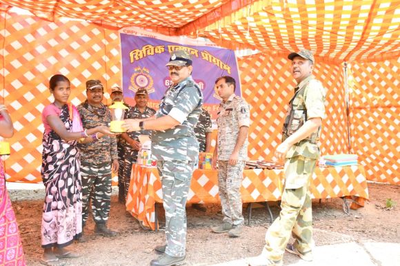  धुर नक्सल प्रभावित क्षेत्र ओढ़ में पहुंचे एसपी