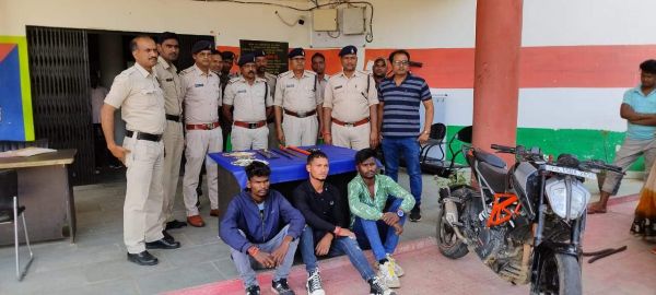 चोरी के तीन आरोपी गिरफ्तार