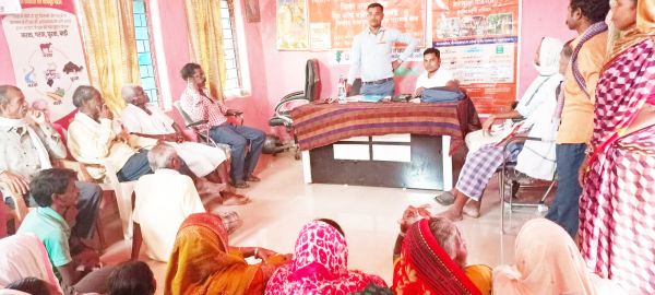 जीवन बीमा का लाभ दिलाने ग्रामीणों को किया जा रहा जागरूक
