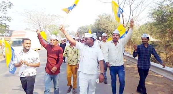 आप को मिला राष्ट्रीय पार्टी का दर्जा, कार्यकर्ताओं ने मिठाई खिलाकर दी बधाई