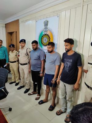 एटीएम कार्ड बदलकर रकम निकालने वाले तीन बिहारी ठग गिरफ्तार