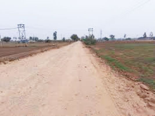 ठेकेदार पर सडक़ निर्माण में अनियमितता का आरोप