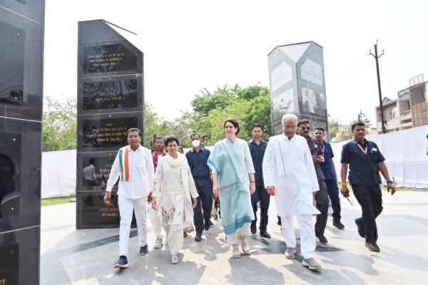 प्रियंका-भूपेश ने नेहरू की मूर्ति पर श्रद्धा सुमन अर्पित किये