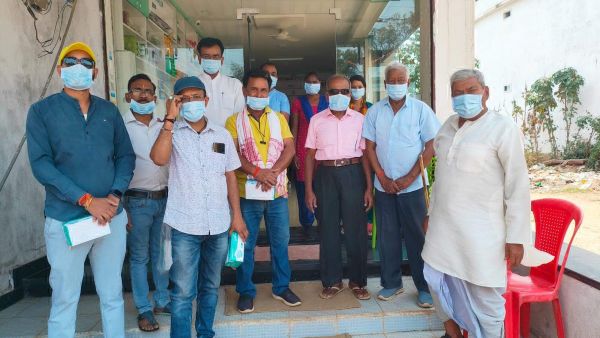 कोरोना के बढ़ते खतरे को देख समाजसेवियों ने बांटे मास्क 