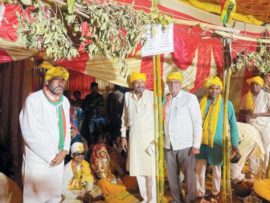 आदिवासी समाज के सामूहिक विवाह में सम्मिलित हुए जिपं अध्यक्ष