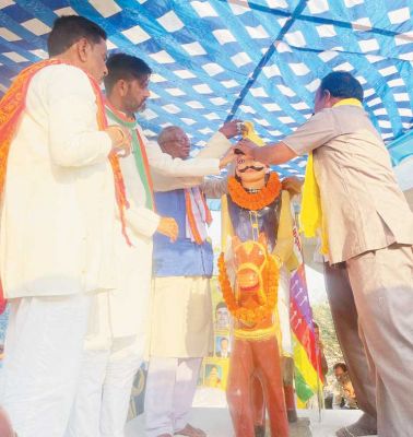 जिपं अध्यक्ष ने किया वीर नारायण सिंह की प्रतिमा का अनावरण