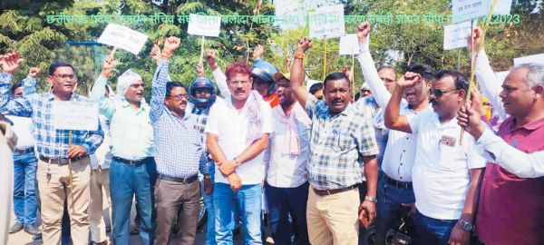 पंचायत सचिवों ने निकाली बाइक रैली, सीएम के नाम कलेक्टर को ज्ञापन