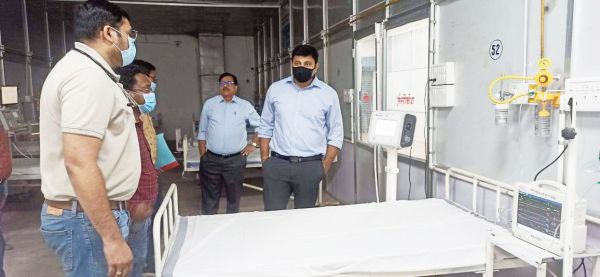  तैयारी का जायजा लेने मंडी कोविड हॉस्पिटल पहुंचे कलेक्टर