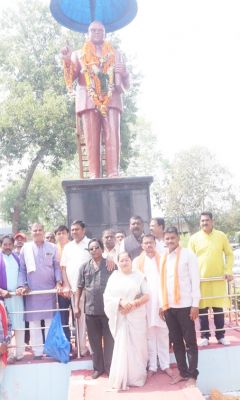 भाजपा ने माल्यार्पण कर  मनाई बाबा की जयंती