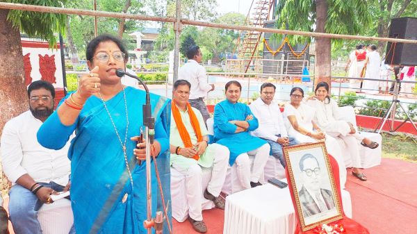 संविधान निर्माता बाबा साहब की जयंती पर बौद्ध विहारों में बुद्धम-शरणम की रही गूंज