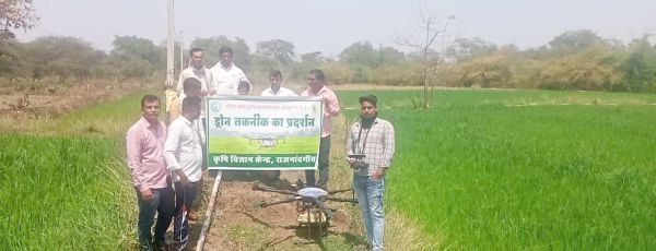 कृषकों के प्रक्षेत्र में एग्री ड्रोन तकनीक का प्रदर्शन