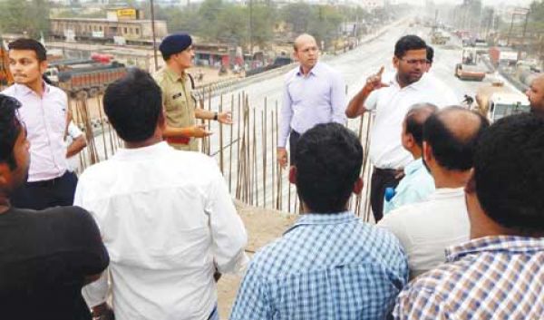 टाटीबंध ओव्हर ब्रिज का निर्माण पूरा करने कलेक्टर ने फिर दिया टाइम लिमिट...!