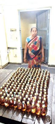  देशी शराब बेच रही महिला गिरफ्तार