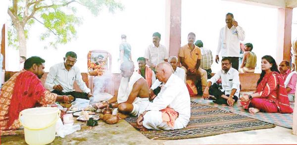 भुनेश्वर की अस्थियां लेकर राजिम पहुंचे परिजन, त्रिवेणी संगम में किया विसर्जन