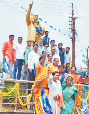 संविधान रचियता की जयंती पर भाजपा ने किया वृद्ध महिलाओं का सम्मान