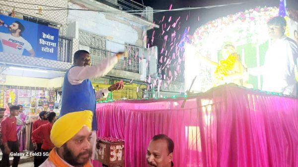 आम्बेडकर जयंती पर निकले जुलूस का फूलों से स्वागत
