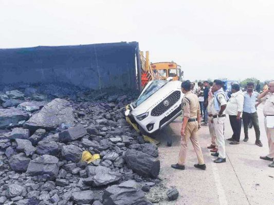 कार पर गिरा कोयले से भरा ट्रक, एक मौत
