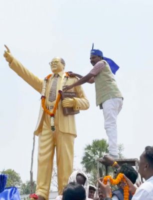 आवापल्ली में संविधान निर्माता की प्रतिमा स्थापित कर बुजुर्गों का किया सम्मान 