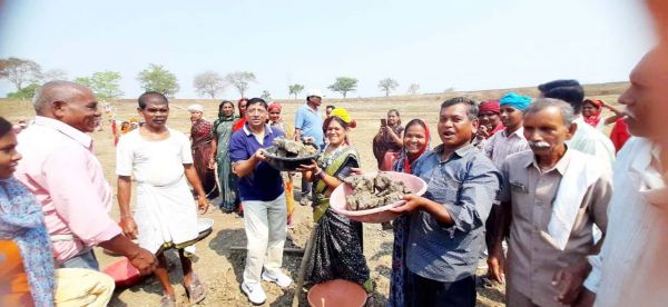 अमृत सरोवर मोदे में जनपद अध्यक्ष ने किया श्रमदान