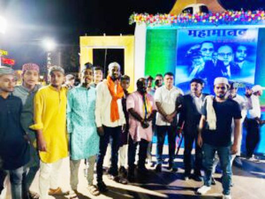 अंबेडकर जयंती पर शोभायात्रा, मदनी सोशल वेलफेयर ग्रुप ने पिलाया शरबत