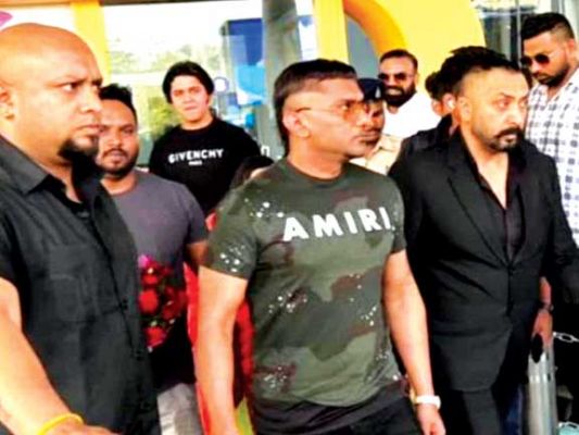 हनी सिंह पहुंचे, रात को प्रोग्राम, विरोध भी शुरू