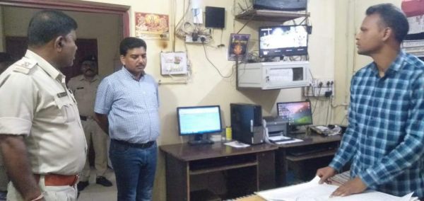 एसपी ने बिश्रामपुर और जयनगर थाने  का किया औचक निरीक्षण