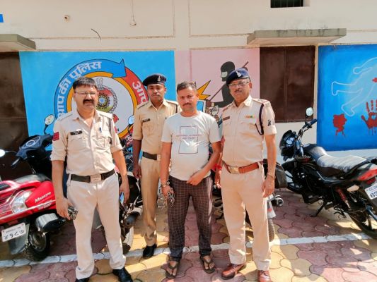 महिला वकील को ठगने का आरोपी आरक्षक गिरफ्तार