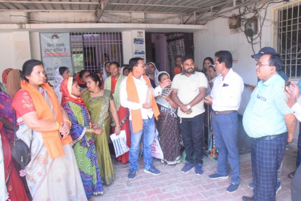 गंदा पानी की सप्लाई के विरोध में निगम पहुंचे वार्डवासी