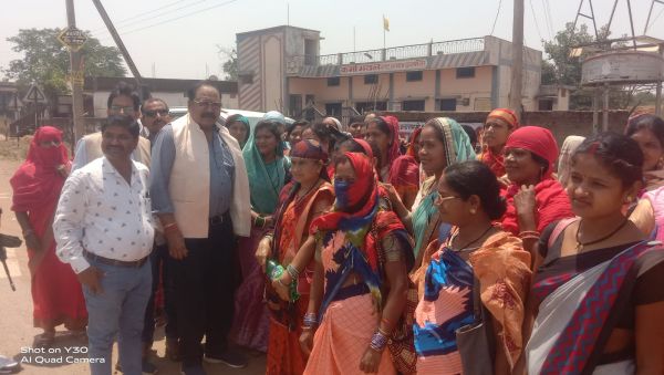 कड़ी धूप में पैदल मार्च के बाद कलेक्टर कार्यालय के बाहर खड़ी रही महिलाएं, 5 सूत्रीय मांगों को लेकर प्रदर्शन