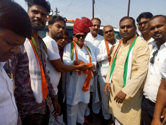 पगड़ी पहनाकर कांग्रेसियों ने किया मंत्री डहरिया का स्वागत