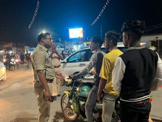 तीन सवारी, बिना सीट बेल्ट व मोडिफाई साईलेंसर पर हुई कार्रवाई