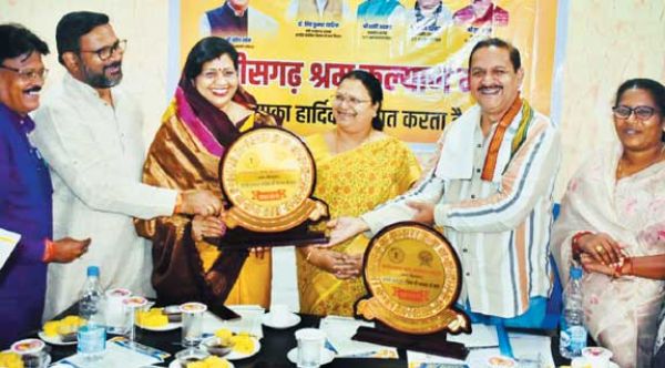 श्रमिक जागरूकता के लिए चौपाल, अध्यक्ष शफी अहमद ने सुनीं समस्याएं