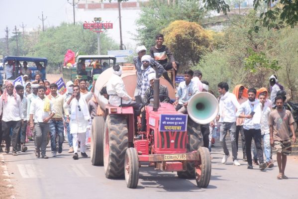 गिट्टी खदान बंद कराने ग्रामीणों का कलेक्टोरेट में धावा