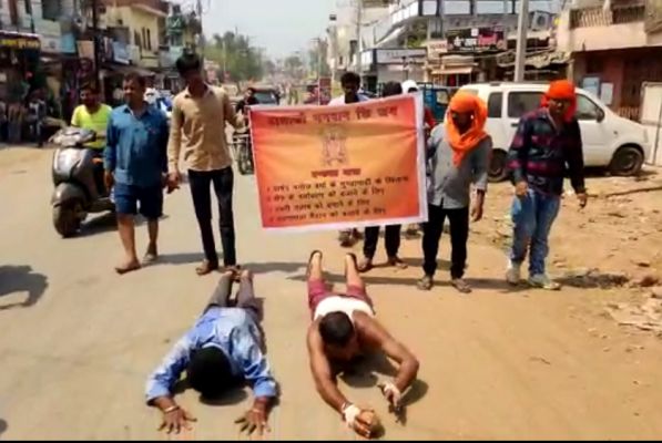 पेड़ों को बचाने दंडवत यात्रा