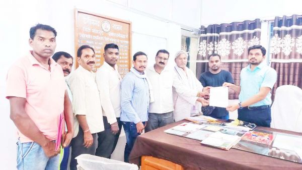 मजदूरों ने रैली निकाल कलेक्टर  के नाम एसडीएम को सौंपा ज्ञापन