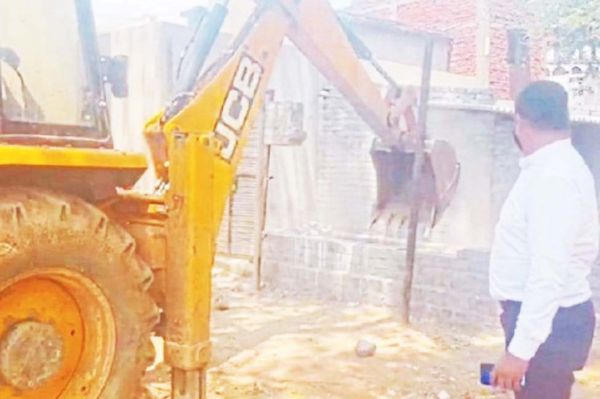 अतिक्रमित बेशकीमती सरकारी जमीन को कराया कब्जा मुक्त