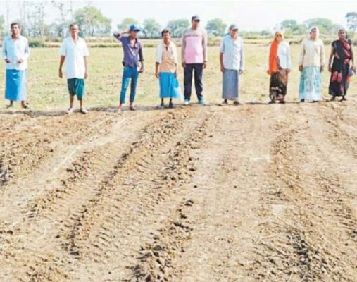 लोक निर्माण विभाग किसानों की जमीन पर बिना मुआवजा व अनुमति के सडक़