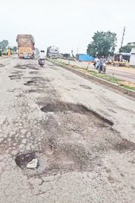 कुरकुरदी से मुुदीपार मार्ग जर्जर, गड्ढे ही गड्ढे