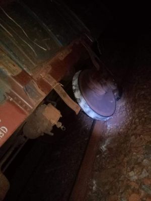 मालगाड़ी के दो डिब्बे बेपटरी
